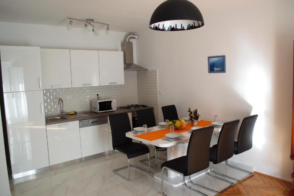 Apartamento Yakov Free Public Parking And Balcony Zadar Exterior foto